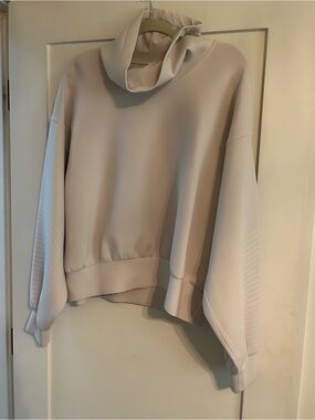 Lululemon Women’s Funnel Neck - high tech fabric Oyster color-MINT CONDITION
